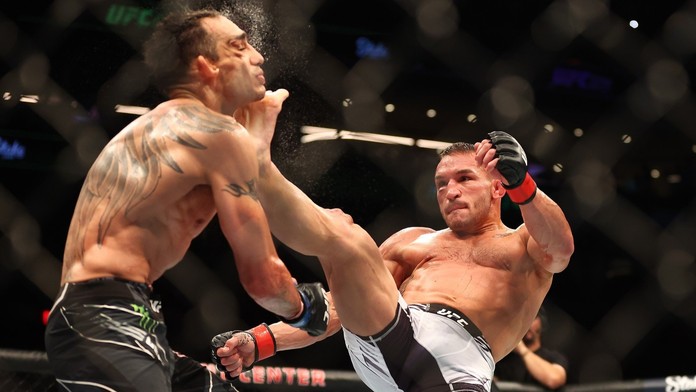 UFC 274: Chandler si připsal brutální KO, Oliveira uspěl v titulovém zápase