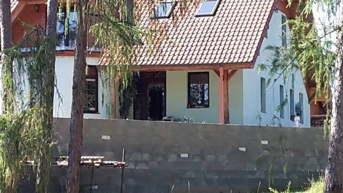 Muž na Berounsku šel navštívit své známé, našel je mrtvé!