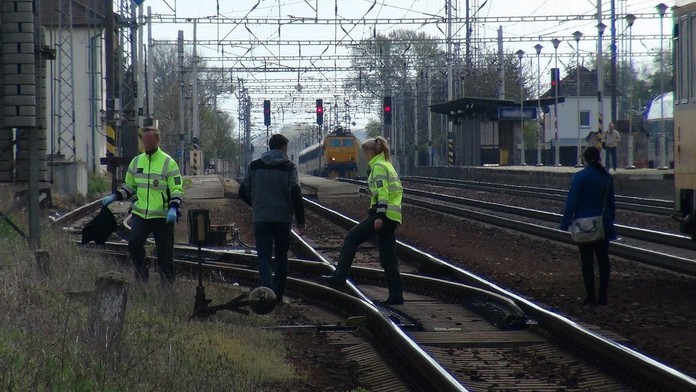Tak mě zajeďte, křičel muž na strojvedoucího. Pak házel kameny