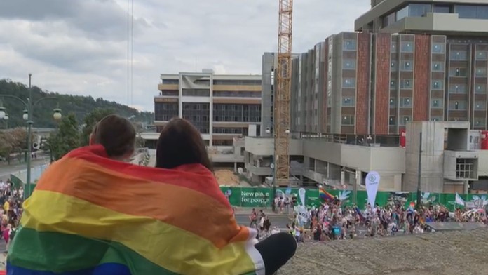 Mladíka měli zmlátit kvůli duhové vlajce. Rakušan žádá přísnější tresty