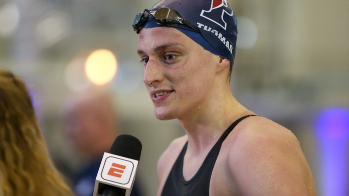 Do transgender plavkyně se opřel i guvernér. Mezi ženami prý nemá co dělat
