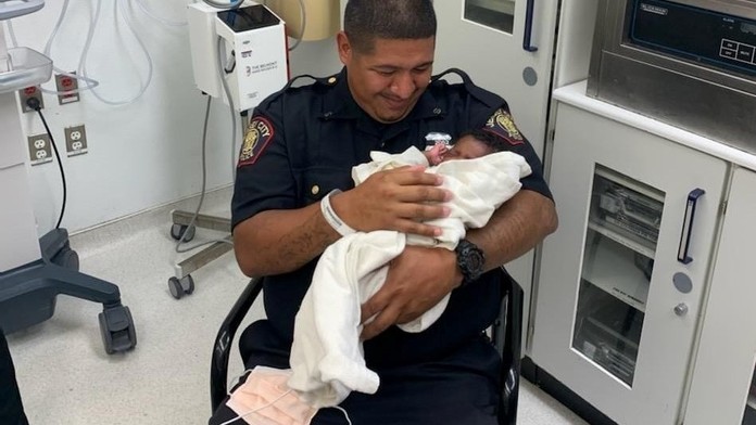 Policista chytil v New Jersey kojence shozeného z balkonu, je hrdinou