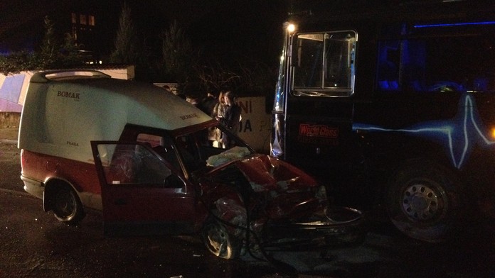 Nehoda překazila noční jízdu "partybusu". Oslavenci zachraňovali řidiče