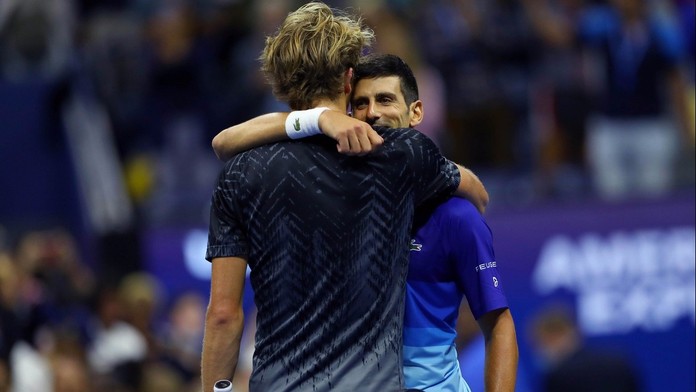Vím, jak se cítí, ale jeho chování určitě neobhajuji, řekl Djokovič o Zverevovi