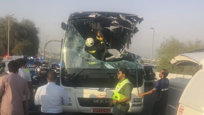 Autobus v Dubaji narazil do dopravní značky, 17 mrtvých!
