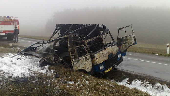Avie se srazila s kamionem, její řidič zemřel. Jel příliš rychle