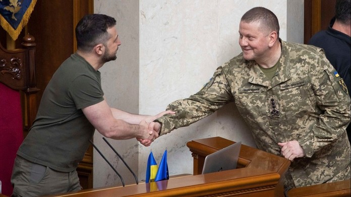 Zemětřesení v ukrajinské armádě. Zelenskyj se chce zbavit jejího velitele