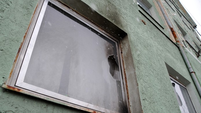 Na romskou ubytovnu v Aši zaútočili zápalnými lahvemi!