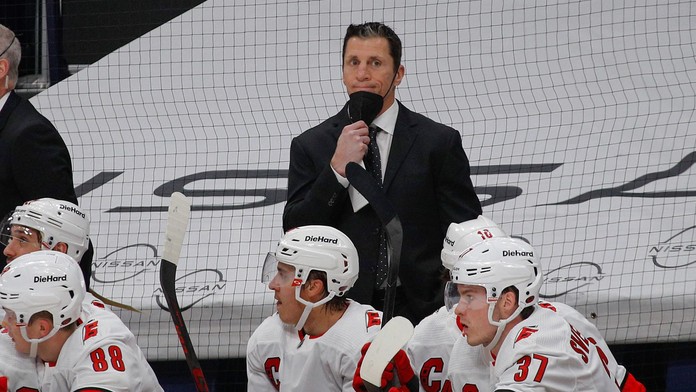 Rod Brind'Amour na lavičce Caroliny