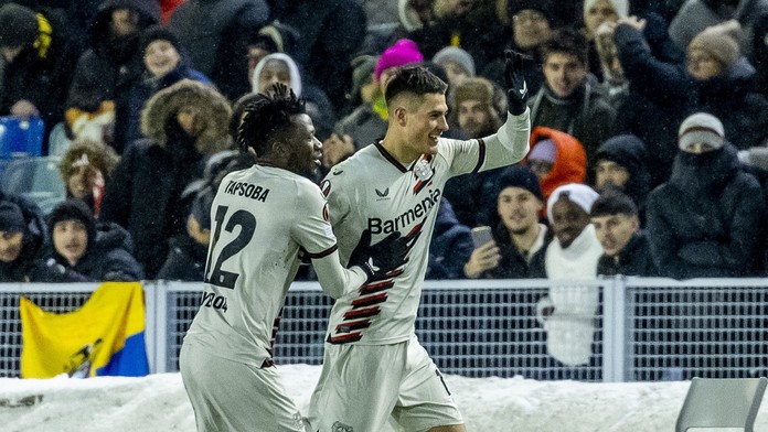 Patrik Schick slaví vstřelený gól s Edmondem Tapsobou