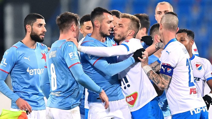 Šest gólů, dvě penalty i dvě červené. Slavia proti Baníku urvala bod