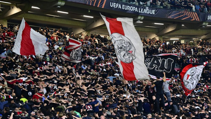 Fanoušci Ajaxu chtěli násilně vniknout na stadion Slavie. Zasahovala policie