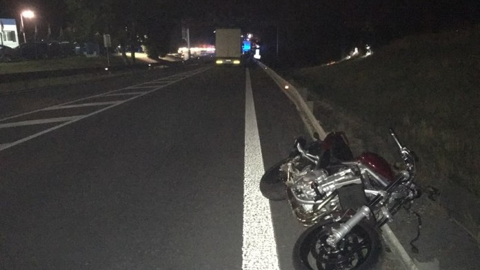 Na silnici ležela rozbitá motorka, v příkopu byl mrtvý motorkář