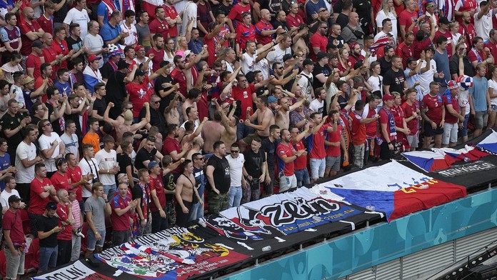 Fanoušci Maďarska vzpomněli na oběti tornáda, ukázali dojemný vzkaz
