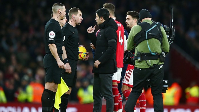 Rozhodčí poškodil Arsenal v boji o titul. Při gólové situaci přehlédl ofsajd