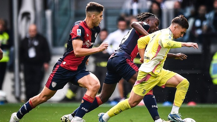 Juventus daroval bod Cagliari, Fiorentina zaskočila AC Milán
