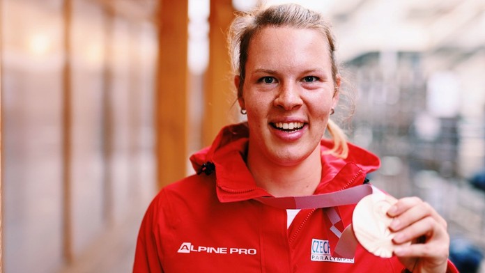 Koulařka Anna Luxová vybojovala bronz. Arnošta Petráčka ve finále diskvalifikovali