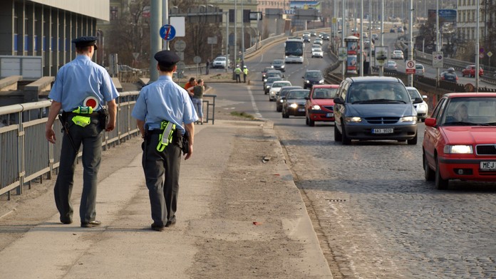 Policisté PRACUJÍCÍ PRO FILMAŘE byli OBVINĚNI z braní ÚPLATKŮ!