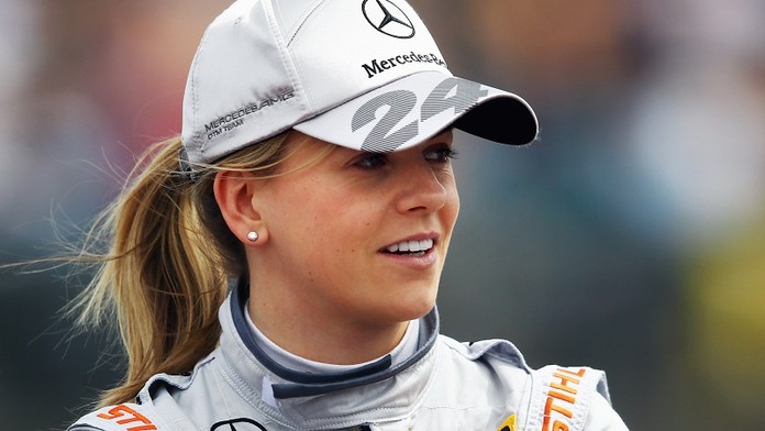 Další žena za volantem F1! Jela i za kolegyni, která měla těžkou nehodu
