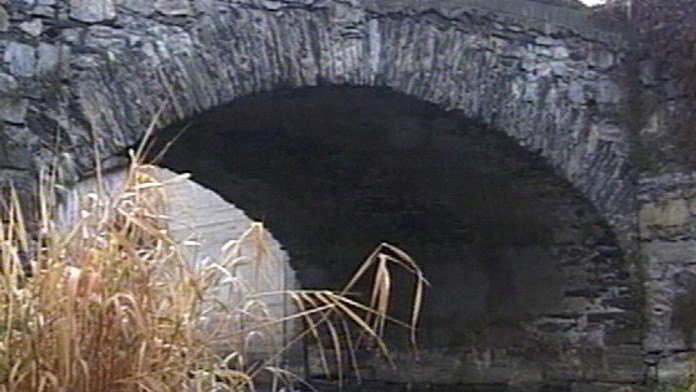 Válka v Českém Krumlově: kamenný most způsobuje záplavy