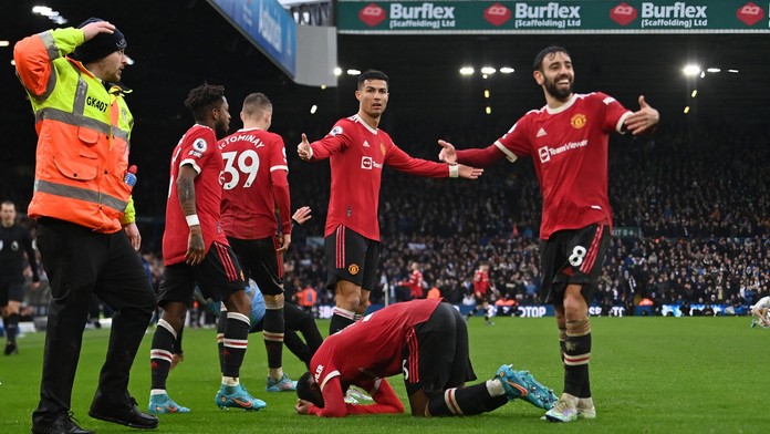 Trable na Elland Road: 70 fanoušků bez lístku, Elangu trefili z tribuny do hlavy