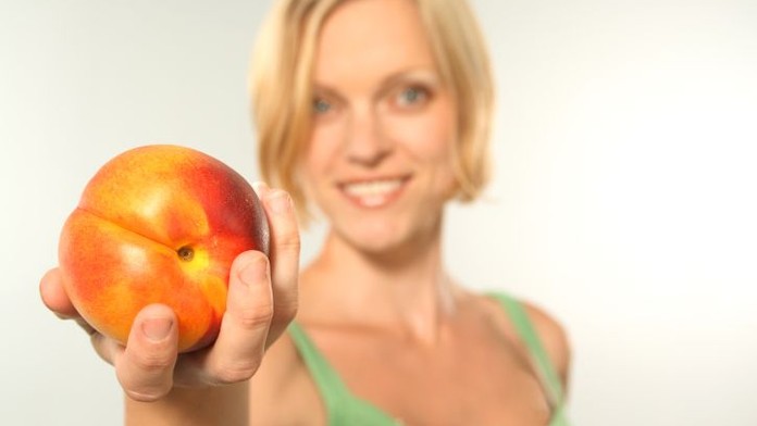 Broskve pod drobnohledem: Zázrak plný vitamínů nebo kupa chemie?