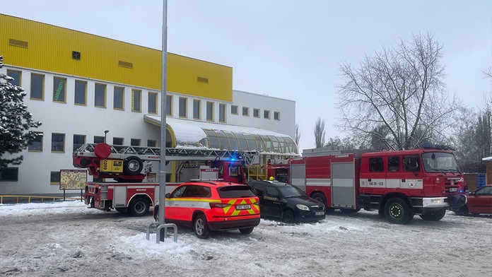 Požár ve Vyškově vyhnal plavce z bazénu. Záchranka ošetřovala zraněné