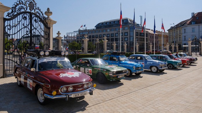 Čtyři škodovky, Tatra 603, Mustang i Celica. Veteráni míří z Prahy až do Japonska