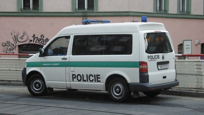Policisté dopadli mladíky, kteří v Mostě stříleli z auta z pistole po ženě s kočárkem!