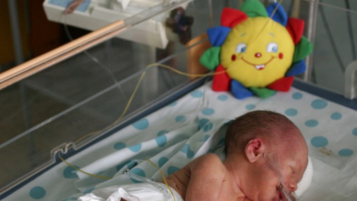 Matka (24) hodila novorozenou holčičku do popelnice