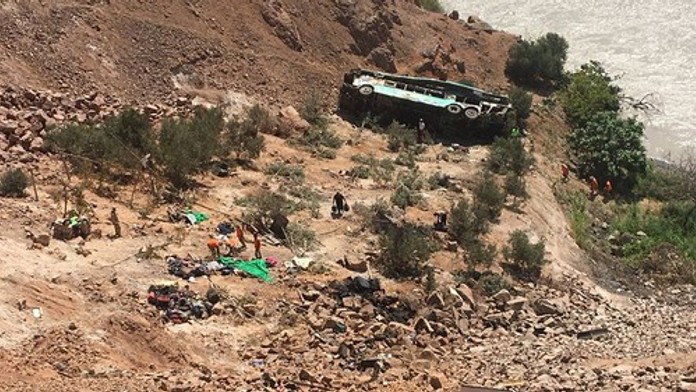 Autobus se v Peru zřítil do hluboké propasti, zahynulo nejméně 32 lidí