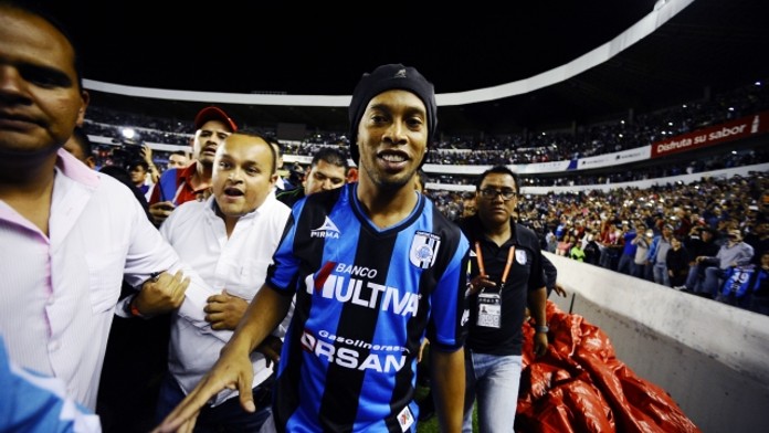 Ronaldinhovi hrozí vyhazov z klubu! Víme, co zase provádí