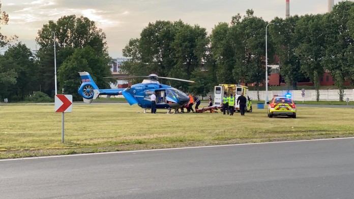Motokrosař se pokusil přeskočit silnici. Po pádu pro něj letěl vrtulník
