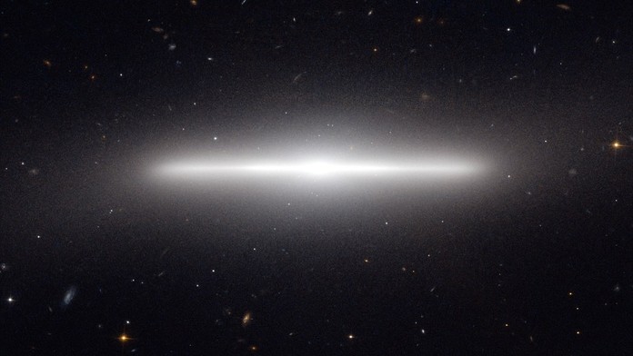 Snímek galaxie připomíná bránu do jiného vesmíru