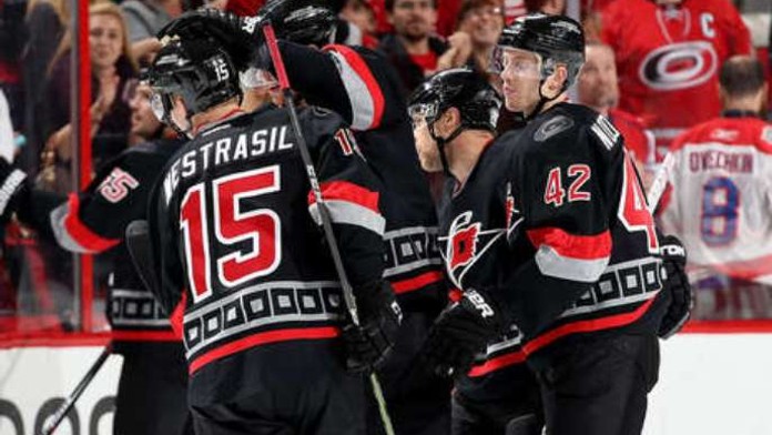 Gól proti lídrovi NHL. Nestrašil pojistil cennou výhru Caroliny!