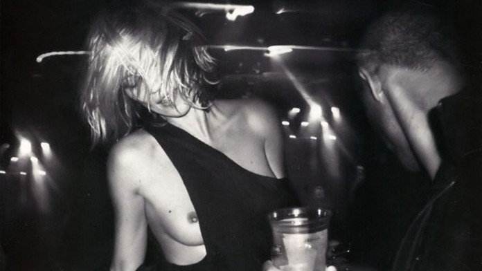 Kate Moss zase ukázala prsa