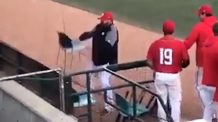 Divočina na baseballu: Trenér začal z ničeho nic házet na hřiště židle!