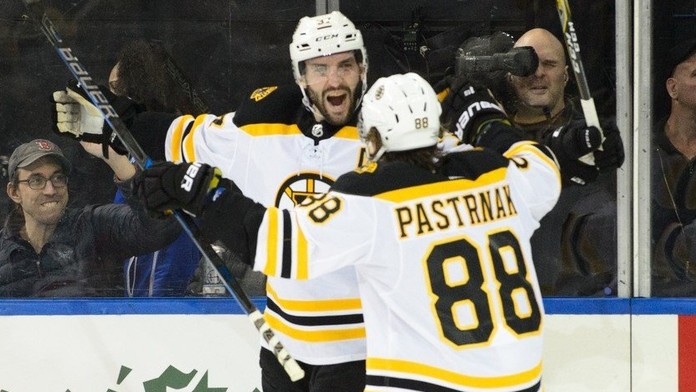 Pastrňák asistoval a Boston vyhrál. Pavelec střídal Lundqvista