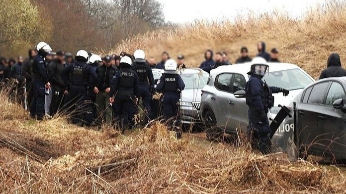 V lese se objevilo 80 mužů s kuklami. Tvrdili, že jdou na houby