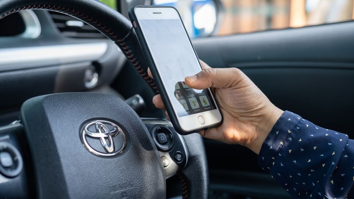 Tvrdá změna pravidel. Britové budou trestat za používání mobilu i spolujezdce