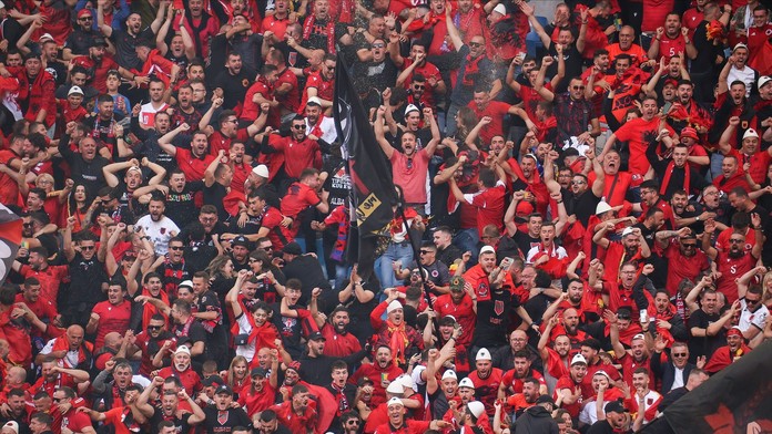 Srbové hrozí odstoupením z Eura. Žádají trest za skandování fanoušků