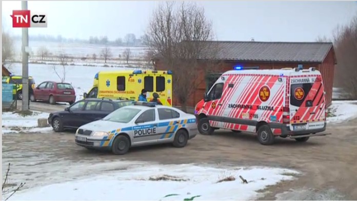 Policista chtěl zachránit tonoucího mladíka, led se propadl i pod ním