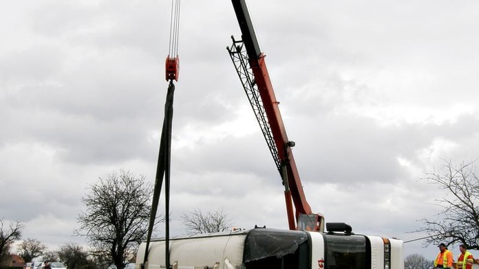 Zájezdový autobus s 19 cestujícími se převrátil