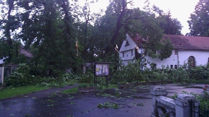 Slovenskem se prohnala větrná smršť, bouřky zatopily sklepy i v Česku