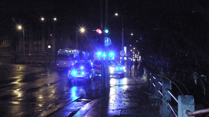 Chtěl si odskočit a SPADL DO VLTAVY! Vytáhli ho policisté