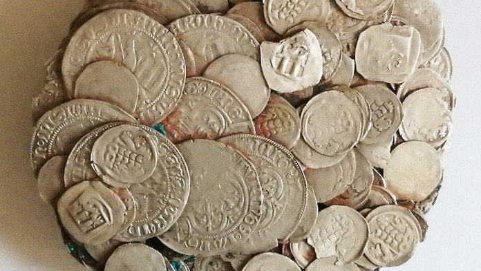 Myslel, že bagruje parkoviště, našel ale kučeřský poklad. Nyní dostal i odměnu