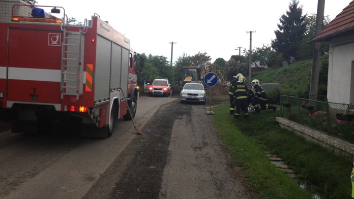 Dělníka zavalila masa zeminy ve výkopu, hasiči ho vyprostili