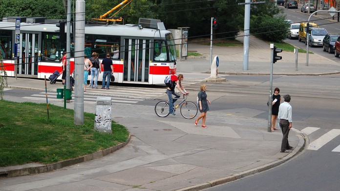 Stařence v tramvaji strhl zlodějíček z krku zlatý řetízek! Dopadli ho
