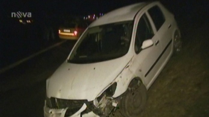 Auto na střeše: jeden mrtvý muž