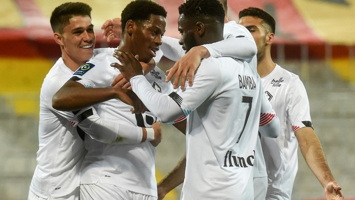 Lille smetlo Lens a drží náskok na PSG. Na Ostrovech ztratil Leicester